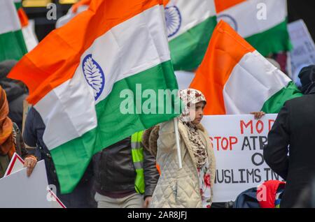 Dimostranti di fronte al Consolato indiano di New York per richiamare la decisione di Govt indiano sull’immigrazione e la privazione dei diritti civili dei musulmani in India. Foto Stock