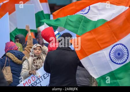 Dimostranti di fronte al Consolato indiano di New York per richiamare la decisione di Govt indiano sull’immigrazione e la privazione dei diritti civili dei musulmani in India. Foto Stock