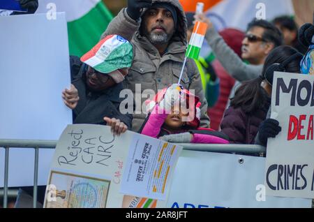 Dimostranti di fronte al Consolato indiano di New York per richiamare la decisione di Govt indiano sull’immigrazione e la privazione dei diritti civili dei musulmani in India. Foto Stock