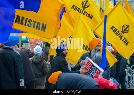 Dimostranti di fronte al Consolato indiano di New York per richiamare la decisione di Govt indiano sull’immigrazione e la privazione dei diritti civili dei musulmani in India. Foto Stock