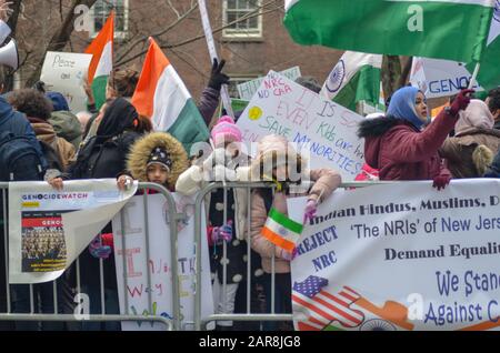 Dimostranti di fronte al Consolato indiano di New York per richiamare la decisione di Govt indiano sull’immigrazione e la privazione dei diritti civili dei musulmani in India. Foto Stock