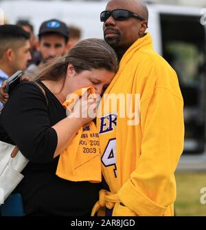 Calabasas, Stati Uniti. 26th Gen 2020. La gente reagisce vicino al luogo di un incidente dell'elicottero in Calabasas della California meridionale, gli Stati Uniti, il 26 gennaio 2020. La stella NBA in pensione Kobe Bryant è stata una delle cinque persone uccise in un incidente in elicottero a Calabasas della California meridionale la domenica. Credito: Li Ying/Xinhua/Alamy Live News Foto Stock