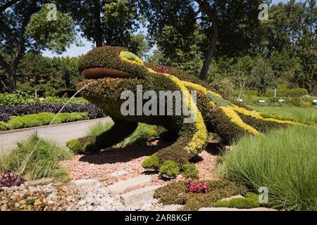 La scultura vivente della pianta in estate ha chiamato 'il Salamander secondo Gaudi' creato su forme di rete metallica riempite di terra e. piante varie Foto Stock