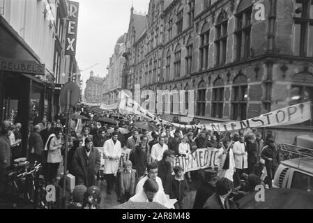 Studenti dimostrare contro Numerus Fixus Data: 6 novembre 1968 Località: L'Aia, Zuid-Holland Parole Chiave: Studenti, dimostrazioni Foto Stock