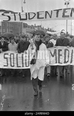 Gli studenti dimostrano contro Numerus Fixus lungo il tragitto per La Seconda Camera, completa di cappotto bianco e ossa Data: 6 novembre 1968 Località: Den Haag, Zuid-Holland Parole Chiave: Studens, dimostrazioni Foto Stock