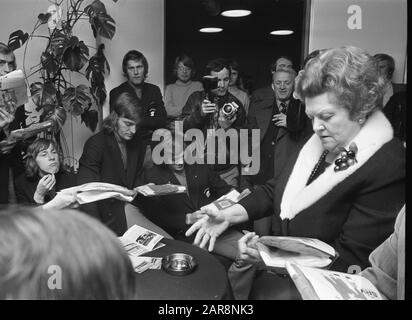 Partenza da Ajax da Schiphol a Lisbona per una partita contro Benfica Aunt Leen ai giocatori Data: 17 aprile 1972 luogo: Noord-Holland, Schiphol Parole Chiave: Sport, partenza, calcio, cantanti Nome personale: Zia Leen Foto Stock