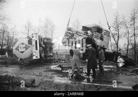 Autocisterna con sapone in fossa vicino a Schoonhoven; salvataggio lavoro Data: 14 aprile 1976 Parole Chiave: Autocisterne Foto Stock
