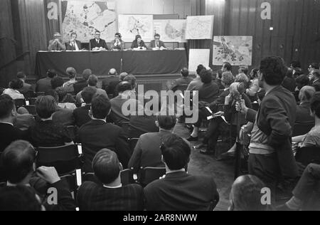 Teach-in a proposito del centro di Amsterdam a Krasnapolsky una sala completa Data: 25 aprile 1968 luogo: Amsterdam, Noord-Holland Parole Chiave: Sale Nome istituto: Insegnare Foto Stock
