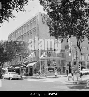 Israele 1964-1965 Tel Aviv. Condominio con piano terra compreso il bookshop Alcheh. Sui marciapiedi flagelli con bandiere fluttering Data: 1964 Località: Israele, Tel Aviv Parole Chiave: Libreria, condomini, sculture di strada, bandiere Foto Stock