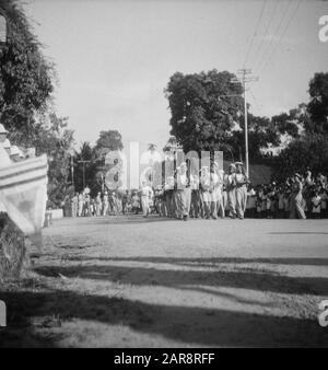 Le celebrazioni ad Ambon con monumento In occasione del 50th anniversario della regina di H.M. Wilhelmina sono state, come sempre nelle feste nazionali, tutte le Ambon in abito da festa. Una parata fu tenuta dalle truppe di K.K. e KNIL. Il personale militare del deposito di formazione Amboina, situato nell'antica bentong, passa le autorità. Data: 31 Agosto 1948 Luogo: Ambon, Indonesia, Indie Orientali Olandesi Foto Stock