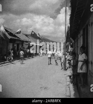 Celebrazioni su Ambon con monumento In occasione del 50th anniversario di abito da festa H.M. Data: 31 Agosto 1948 Luogo: Ambon, Indonesia, Indie Orientali Olandesi Foto Stock