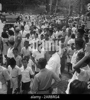 Le celebrazioni ad Ambon con monumento In occasione del 50th anniversario della regina di H.M. Wilhelmina sono state, come sempre nelle feste nazionali, tutte le Ambon in abito da festa. Data: 31 Agosto 1948 Luogo: Ambon, Indonesia, Indie Orientali Olandesi Foto Stock