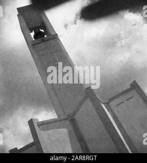 Celebrazioni su Ambon con monumento In occasione del 50th anniversario di abito da festa H.M. Monumento Per L'Età Trouw Annotazione: Nel 1950 Distrutto Dall'Esercito Indonesiano Data: 31 Agosto 1948 Luogo: Ambon, Indonesia, Indie Orientali Olandesi Foto Stock