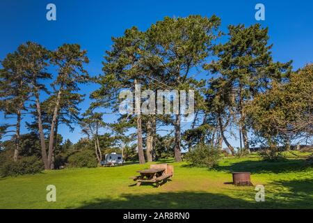 Camping at Sunset state Beach sulla baia di Monterey, vicino a Santa Cruz, California, Stati Uniti [Nessun rilascio di proprietà; disponibile solo per le licenze editoriali] Foto Stock