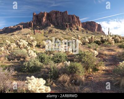 Superstition Mountain, Apache Junction, Arizona, al tardo pomeriggio luce. Foto Stock