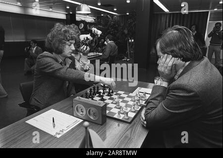 Primo round del Torneo degli Scacchi Interpolis 1980 a Tilburg Timman (a sinistra) e Hort Data: 19 settembre 1980 luogo: Noord-Brabant, Tilburg Parole Chiave: Scacchi, tornei Nome utente: HART, Pat, Timman , Jan Foto Stock