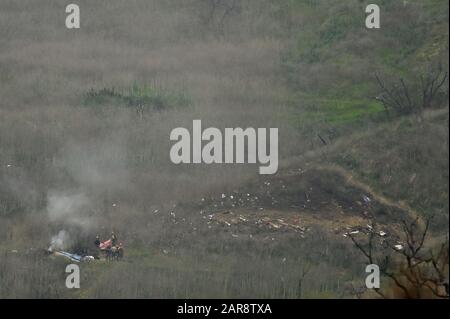 File: Calabasas, Stati Uniti. 26th Gen 2020. I vigili del fuoco si radunano intorno al relitto di un incidente in elicottero che ha rivendicato la vita della stella di Los Angeles Lakers Kobe Bryant, su una collina al largo di Las Virgenes Road, a Calabasas, California, domenica 26 gennaio 2020. Anche la figlia di 13 anni di Bryant Gianna è stata uccisa nel crash. Foto di John McCoy/UPI Credit: UPI/Alamy Live News Foto Stock