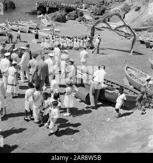 Antille Olandesi e Suriname al momento della visita reale della Regina Juliana e del Principe Bernhard nel 1955 Spettatori alla partenza della coppia reale di Saba Data: 26 ottobre 1955 Ubicazione: Antille Olandesi, Saba Parole Chiave: Visite reali, spiagge Foto Stock