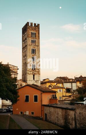 Basilica di San Frediano a Lucca con edifici storici in Italia. Foto Stock