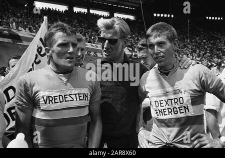 Tour de France 1964 Tour de l'Avenir, Arrivo a Parigi. Team leader Gerrit Schulte con Gerben Karstens (a destra) e Bart Zoet Data: 14 luglio 1964 luogo: Parigi Parole Chiave: Team leader, ciclismo, ciclisti Nome personale: Karstens, Gerben, Schulte, Gerrit, Zoet, Bart Nome istituzione: Tour de l'Avenir Foto Stock