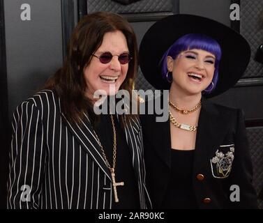 Los Angeles, Stati Uniti. 26th gennaio 2020. Los Angeles, Stati Uniti. 26th gennaio 2020. Ozzy Osbourne e Kelly Osbourne arrivano per la 62nd annuale Grammy Awards che si tiene presso lo Staples Center di Los Angeles domenica 26 gennaio 2020. Foto di Jim Ruymen/UPI Credit: UPI/Alamy Live News Foto Stock