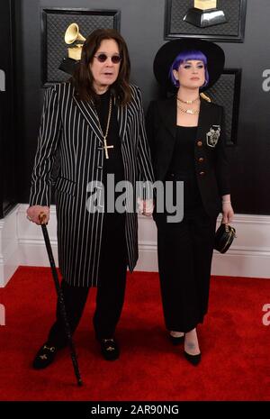 Los Angeles, Stati Uniti. 26th gennaio 2020. Los Angeles, Stati Uniti. 26th gennaio 2020. Ozzy Osbourne e Kelly Osbourne arrivano per la 62nd annuale Grammy Awards che si tiene presso lo Staples Center di Los Angeles domenica 26 gennaio 2020. Foto di Jim Ruymen/UPI Credit: UPI/Alamy Live News Foto Stock