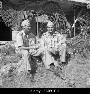 Viaggio nel Suriname e nelle Antille Olandesi Due soldati in un campo militare a Savaneta ad Aruba Data: 1947 Località: Aruba Parole Chiave: Campi, militari Foto Stock