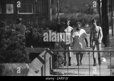 Secondo giorno ostaggi situazione scuola Bovensmilde; deposizione Broken donna è guidato via da poliziotti (in mutande) Data: Maggio 24, 1977 posizione: Superiore mite Parole Chiave: Ostaggi, polizia, scuole, donne Foto Stock