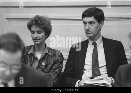 Seconda Sezione, considerazioni generali; Segretario di Stato Van Rooy (Buza), (l) e Van Voorst tot Voorst Datum: 13 ottobre 1988 Parole Chiave: Reflections, political Personname: Voorst tot Voorst, Berend-Jan van Foto Stock