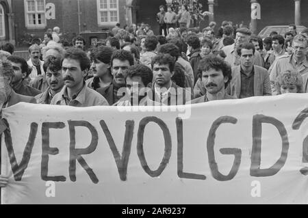 Seconda Sezione, nota di discussione politica dei rifugiati; manifestanti a Binnenhof Data: 9 aprile 1987 Parole Chiave: Nome dell'istituzione politica: Seconda Sezione Foto Stock