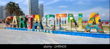 Cartagena, Colombia – 18 dicembre 2019: Grandi e accoglienti lettere di Cartagena su una spiaggia pubblica vicino alla Città Murata (Ciudad Amurallada) Foto Stock