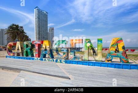 Cartagena, Colombia – 18 dicembre 2019: Grandi e accoglienti lettere di Cartagena su una spiaggia pubblica vicino alla Città Murata (Ciudad Amurallada) Foto Stock