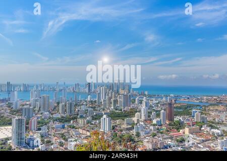 Vista panoramica sul paesaggio urbano di Cartagena, lo skyline moderno, gli hotel e le baie oceaniche di Bocagrande e Bocachica dalla collina panoramica del convento di Santa Cruz (Conven Foto Stock