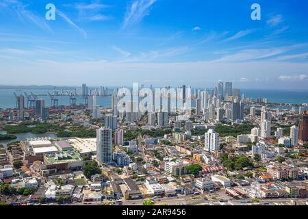 Vista panoramica sul paesaggio urbano di Cartagena, lo skyline moderno, gli hotel e le baie oceaniche di Bocagrande e Bocachica dalla collina panoramica del convento di Santa Cruz (Conven Foto Stock