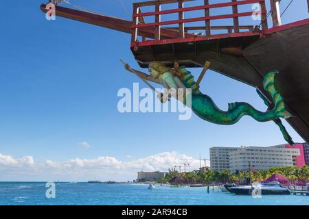 Jolly Roger Pirate Show e crociera divertente pubblico con una spettacolare battaglia tra pirati nel mar dei Caraibi della Riviera Maya Foto Stock