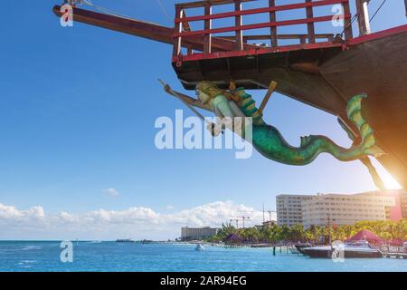 Jolly Roger Pirate Show e crociera divertente pubblico con una spettacolare battaglia tra pirati nel mar dei Caraibi della Riviera Maya Foto Stock