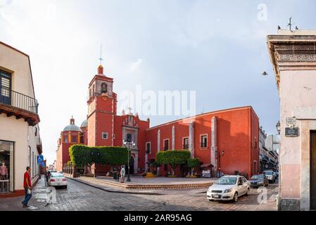 Santiago de Queretaro, Queretaro, Messico - 24 novembre 2019: Vista della via Jose Maria Morelos al Convento di Nostra Signora del Monte Carmelo Foto Stock