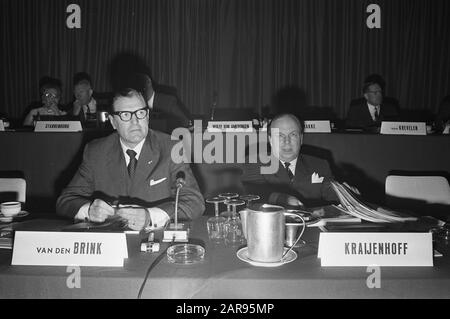 Assemblea degli azionisti di Akzo all'Hilton Hotel di Amsterdam Van der Brink e Gualtherus Baron Kraijenhoff durante l'incontro Data: 10 maggio 1972 Località: Amsterdam, Noord-Holland Parole Chiave : azionisti, industria chimica, manager, industria tessile, riunioni Nome personale: Kraijenhoff, Gualtheris baron, Kraijenhoff, Guup Foto Stock