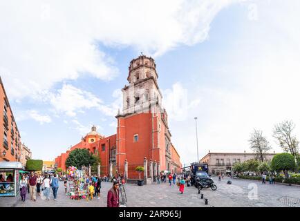 Santiago de Queretaro, Queretaro, Messico - 24 novembre 2019: Il Templo de San Francisco, con persone che si godono la giornata al Giardino Zenea Foto Stock