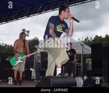 28 settembre: Ian Grushka, Jordan Pundik e Chad Gilbert of New Found Glory si esibiscono presso il Lakewood Amphitheater di Atlanta, Georgia, il 28 settembre 2002. Credito: Chris McKay / MediaPunch Foto Stock