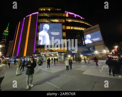 New York, NY, Stati Uniti. 26th Gen 2020. Madison Square Garden a New York City Honors Kobe Bryant, morto oggi in un incidente in elicottero insieme alla figlia Gianna a Calabasas, California, il 26 gennaio 2020. Credito: Rainmaker Foto/Media Punch/Alamy Live News Foto Stock