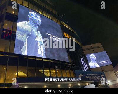 New York, NY, Stati Uniti. 26th Gen 2020. Madison Square Garden a New York City Honors Kobe Bryant, morto oggi in un incidente in elicottero insieme alla figlia Gianna a Calabasas, California, il 26 gennaio 2020. Credito: Rainmaker Foto/Media Punch/Alamy Live News Foto Stock