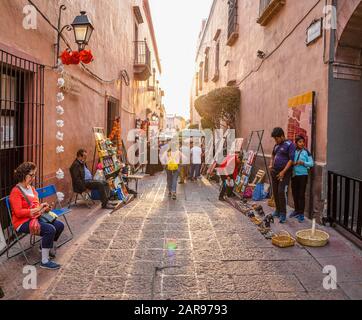 Santiago de Queretaro, Queretaro, Messico - 24 novembre 2019: Turisti e locali, guardando pezzi d'arte venduti dagli autori all'andador libertad Foto Stock