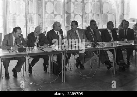 Riunione del nuovo Consiglio di Amministrazione NOS a Hilversum, il nuovo Consiglio di Amministrazione Data: 8 giugno 1973 Località: Hilversum Parole Chiave: Consiglio di Amministrazione, Riunioni Nome dell'istituzione: NOS Foto Stock