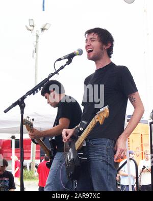 28 settembre: Matt Miller e Jim Ward di Sparta suonano al Lakewood Amphitheater di Atlanta, Georgia, il 28 settembre 2002. Credito: Chris McKay / MediaPunch Foto Stock