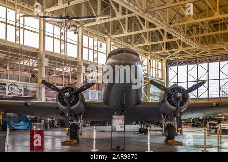 Oahu, Hawaii, Stati Uniti. - 10 Gennaio 2020: Museo Dell'Aviazione Di Pearl Harbor. Il verde immortale Gooney Bird o Douglas DC-3/C-47 aereo. Tetto beige. Natur Foto Stock