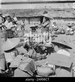 Training Fanteria Depot KNIL Rantepao (Celebes) [venditori di pentole e padelle su un compasser] Data: 4 novembre 1948 luogo: Indonesia, Indie orientali olandesi Foto Stock