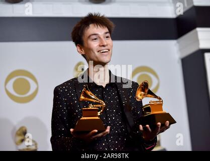 Los Angeles, California, Stati Uniti. 26th gennaio 2020. Jacob Collier compare dietro il suo premio per il miglior Arrangiamento, strumentale o UNA Cappella e miglior Arrangiamento, Strumenti e Voce durante il 62nd annuale Grammy Awards tenuto presso lo Staples Center di Los Angeles domenica 26 gennaio 2020 . Foto di Jim Ruymen/UPI Credit: UPI/Alamy Live News Foto Stock