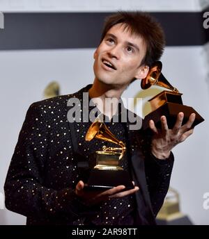 Los Angeles, California, Stati Uniti. 26th gennaio 2020. Jacob Collier compare dietro il suo premio per il miglior Arrangiamento, strumentale o UNA Cappella e miglior Arrangiamento, Strumenti e Voce durante il 62nd annuale Grammy Awards tenuto presso lo Staples Center di Los Angeles domenica 26 gennaio 2020 . Foto di Jim Ruymen/UPI Credit: UPI/Alamy Live News Foto Stock