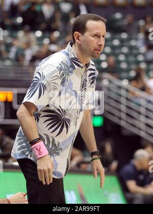 25 gennaio 2020 - Hawaii Rainbow Warriors Head Coach Eran Ganot durante una partita tra i Rainbow Warriors delle Hawaii e le UC Davis Aggies presso lo Stan Sheriff Center di Honolulu, HI - Michael Sullivan/CSM Foto Stock